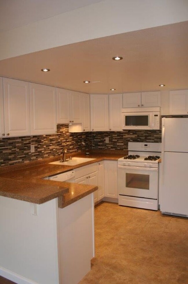 Building Photo - Entirely Remodeled 2 story Townhome with a...