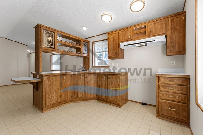 Building Photo - 2 Bedroom 1 Bath Home with Off-Street Park...