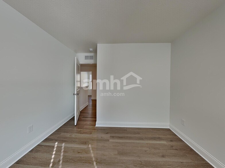 Building Photo - 9031 Henley Ave