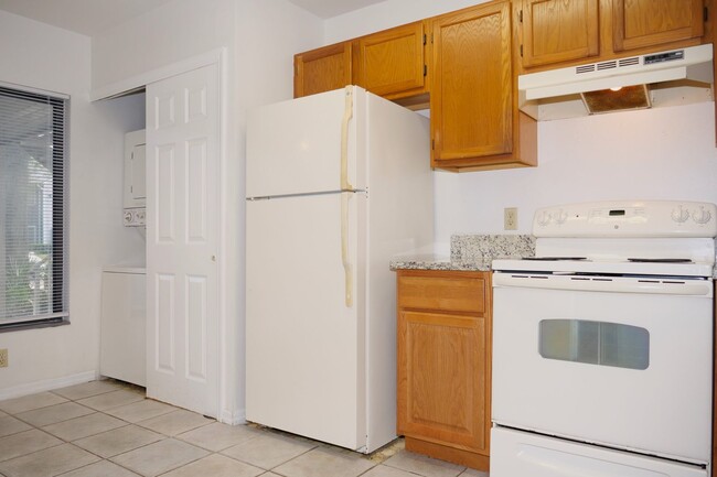 Building Photo - Spacious 2bd 2bth Condo Available Now!