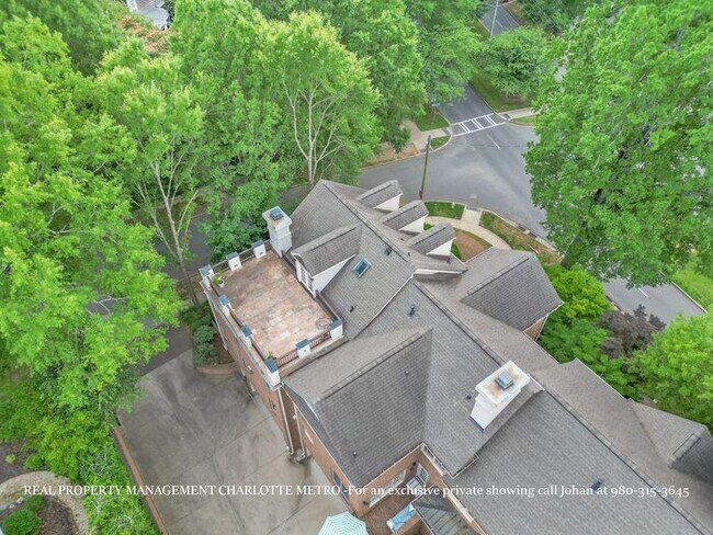 Building Photo - Luxurious 4 Bedroom, 5.5 Bathroom Townhome on Prestigious Queens Road. Contact (980) 315-3645 for...