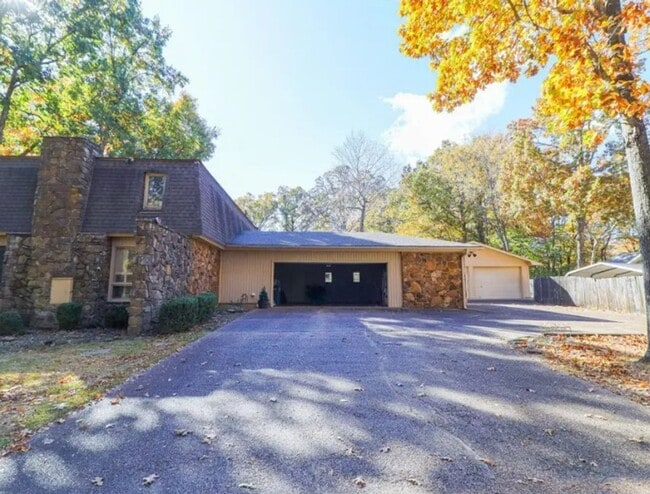 Building Photo - 2100 Paula Dr
