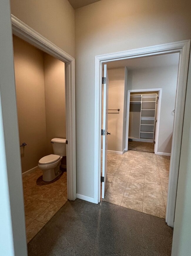 Building Photo - Great location with lots of amenities! 4 b...