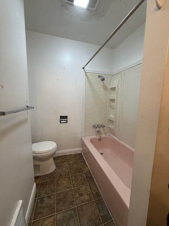 Building Photo - 6404 W Beech St