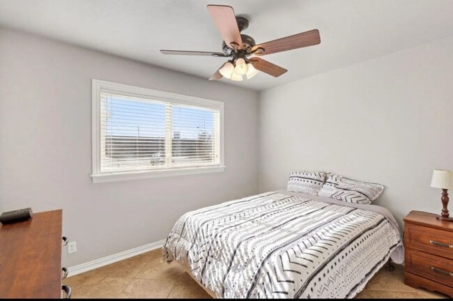 Building Photo - Beautiful 3 Bed and 2 Bathroom home.