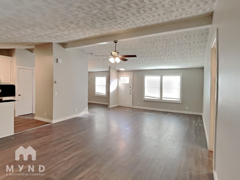 Building Photo - 12 The Briars