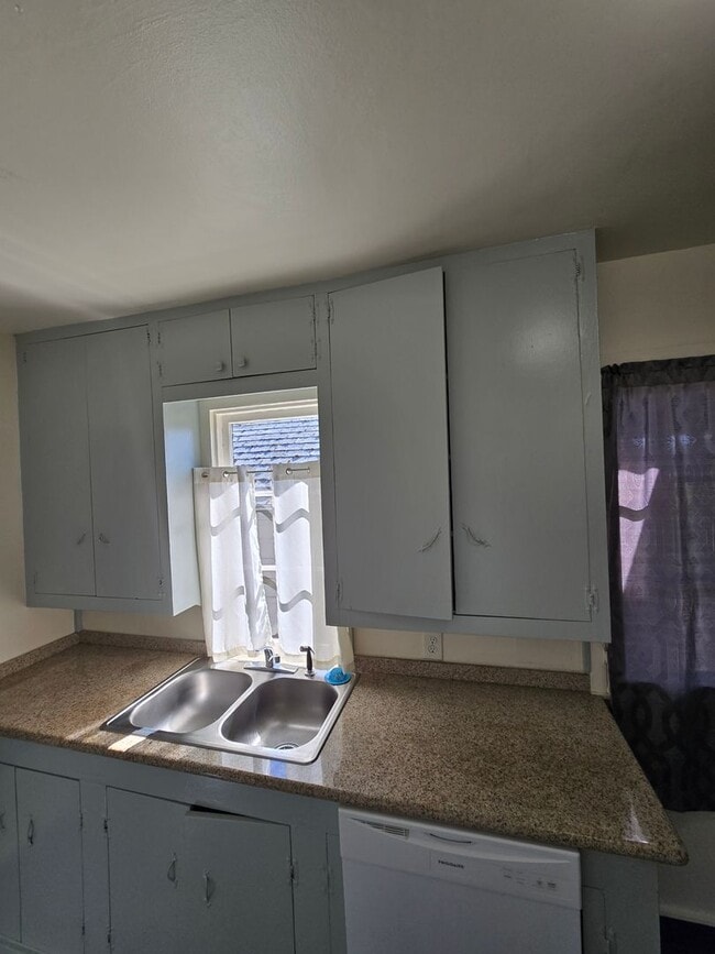 Building Photo - Pet Friendly 2 Bedroom House with a Storag...
