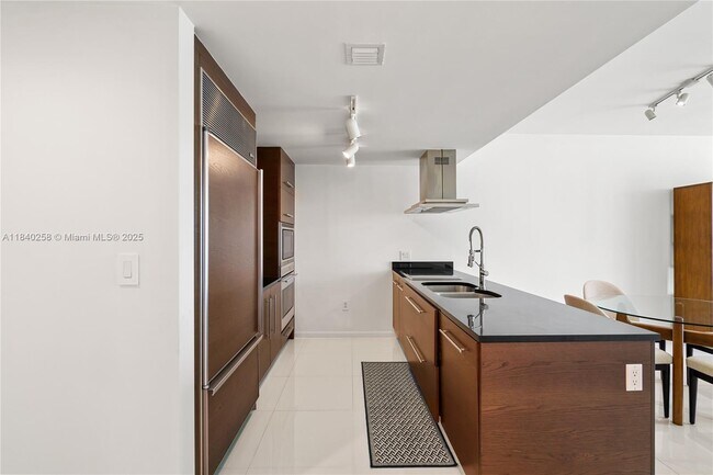Building Photo - 495 Brickell Ave