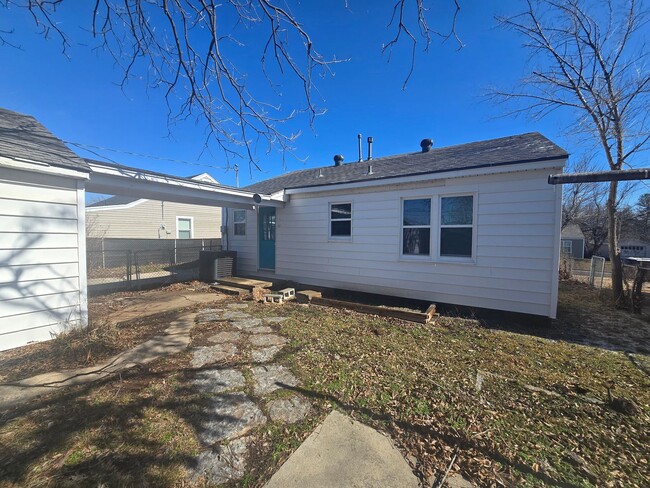 Building Photo - Cute 2 bedroom & 1 bath Home in Shawnee!