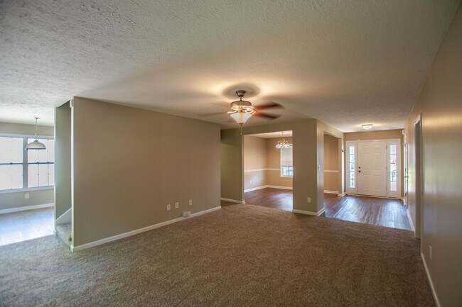 Building Photo - Four Bedroom with Bonus!
