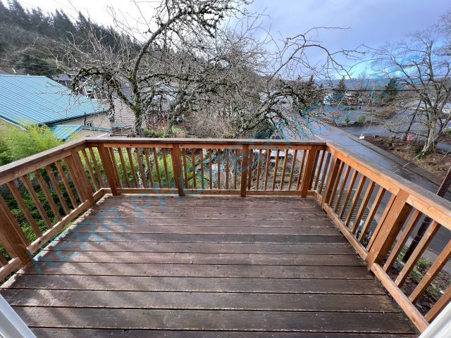 Building Photo - Charming 2-Bedroom Rental in Prime Oregon City Location!