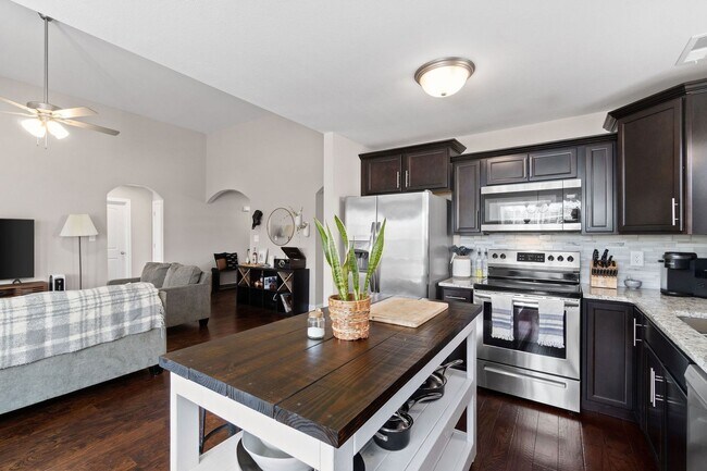 Building Photo - Pet Friendly Three Bedroom with Bonus!