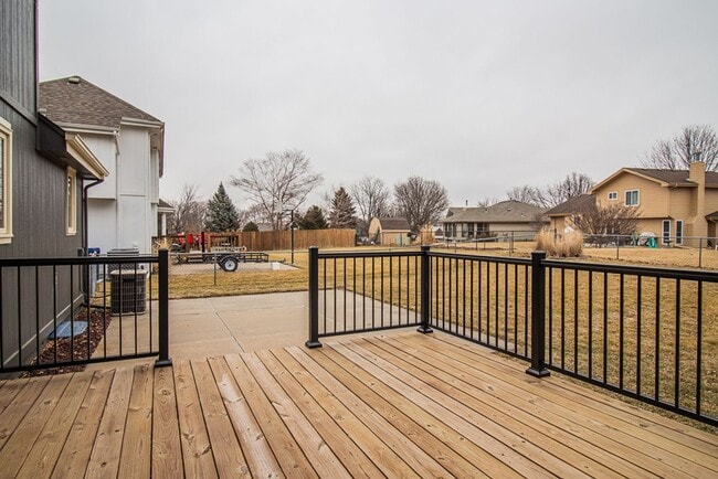 Building Photo - Stunning 4 Bedroom / 2.5 Bathroom Home | P...