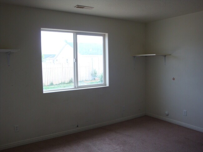 Building Photo - 3 bed 2 bath - Single Family Home - Pet Fr...