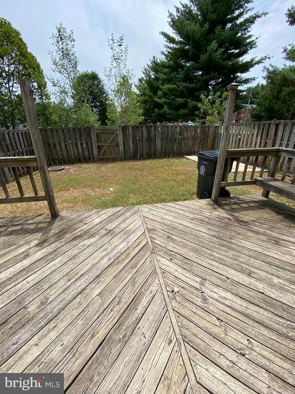 Building Photo - 8701 Point of Woods Dr