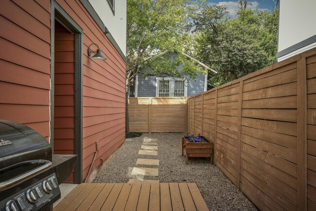 Building Photo - 1417 E Crockett St