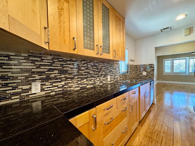 Building Photo - Charming Upgraded 2 Bedroom Cottage w/Cent...