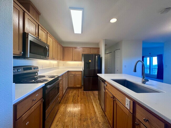 Building Photo - Charming Duplex 3 Bed 2 Bath w/ Double Car Garage and a Beautiful View in Portland!