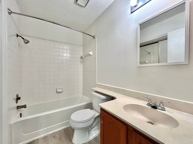 Building Photo - Lovely Rental with 2 Beds, 2.5 Baths & Spa...