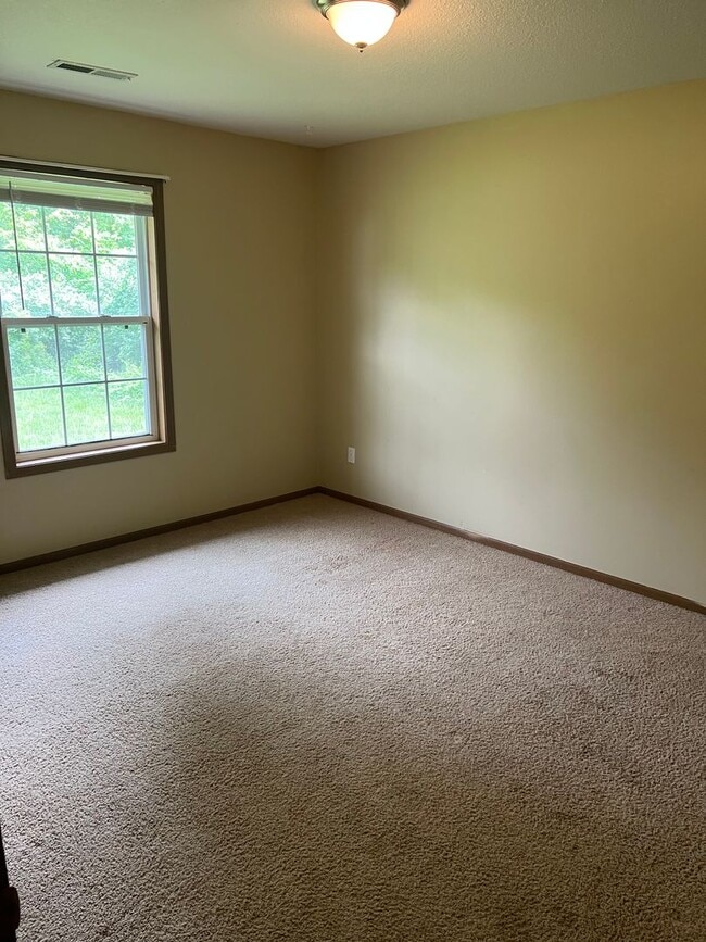 Building Photo - 2626 E Oakbrook Dr