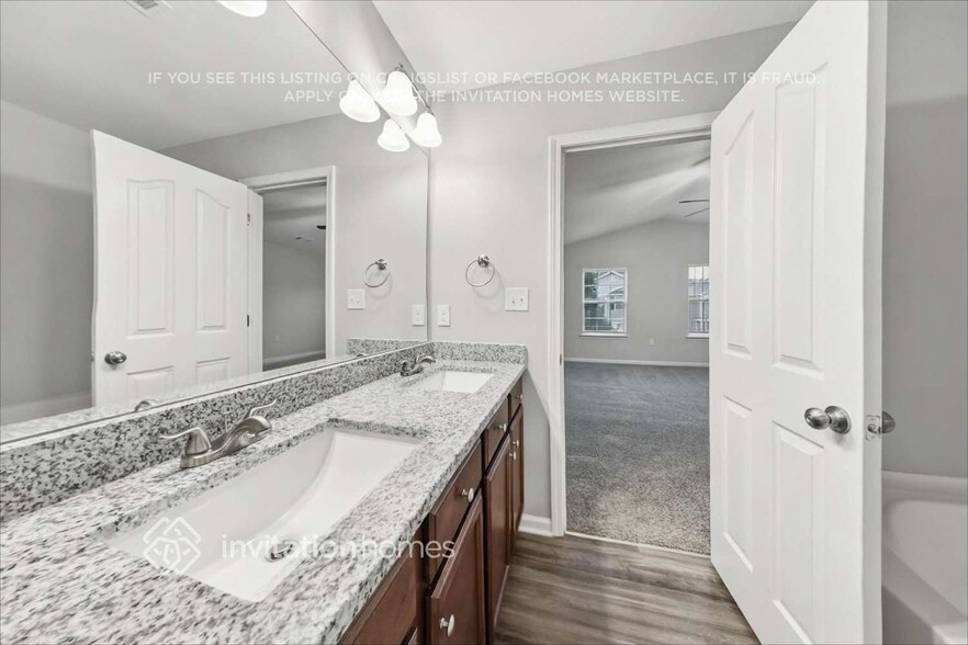 Building Photo - 1719 Eastway Dr