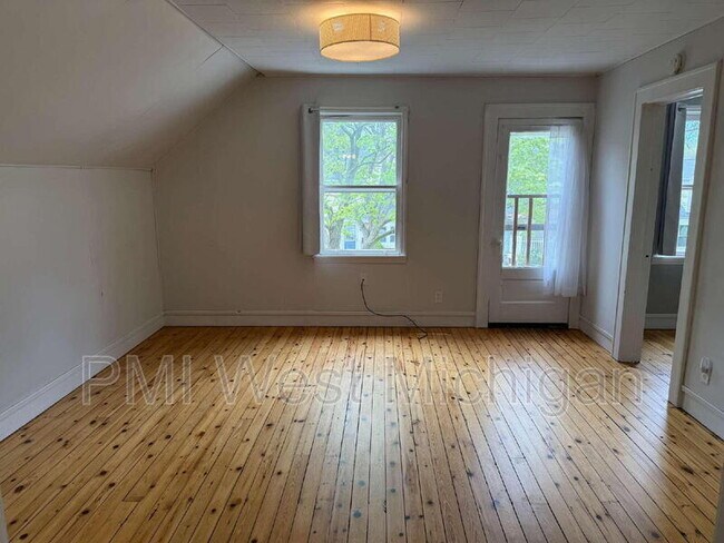 Building Photo - 946 Pine Ave NW