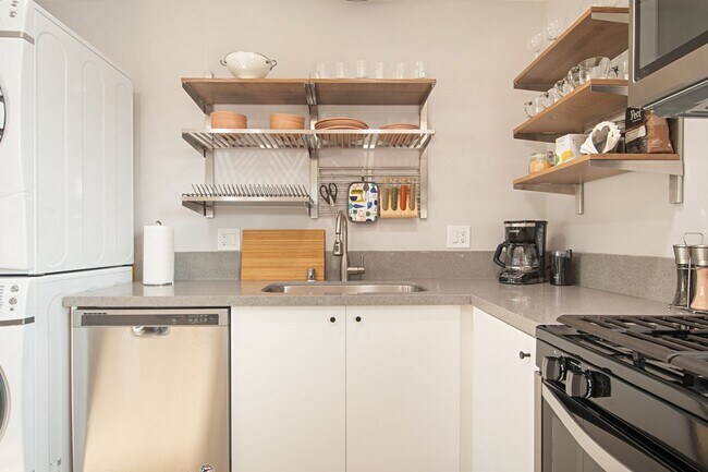 Building Photo - Beautiful 2 beds 1 bath apartment in Point Loma