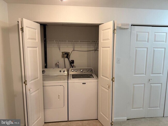 Building Photo - 3 Coachlight Dr