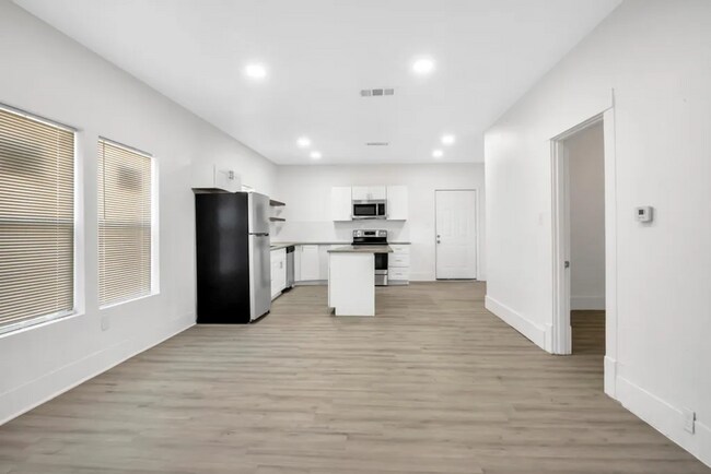 Building Photo - 2105 Walnut St