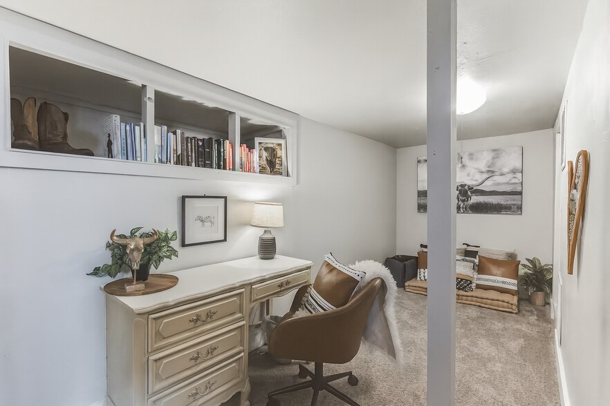 Building Photo - 313 W San Miguel St