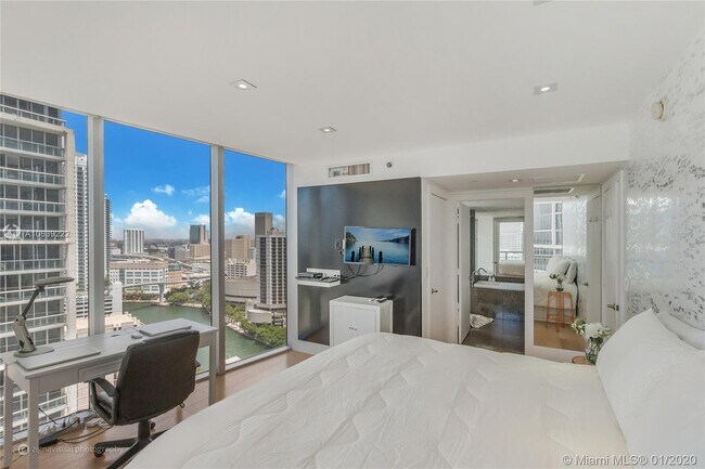 Building Photo - 475 Brickell Ave