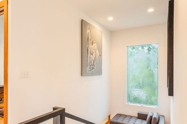 Building Photo - Gorgeous Fully Furnished Home in Brentwood...