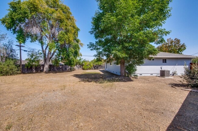 Building Photo - Beautiful Birdland Home on Quiet Cul-de-Sa...