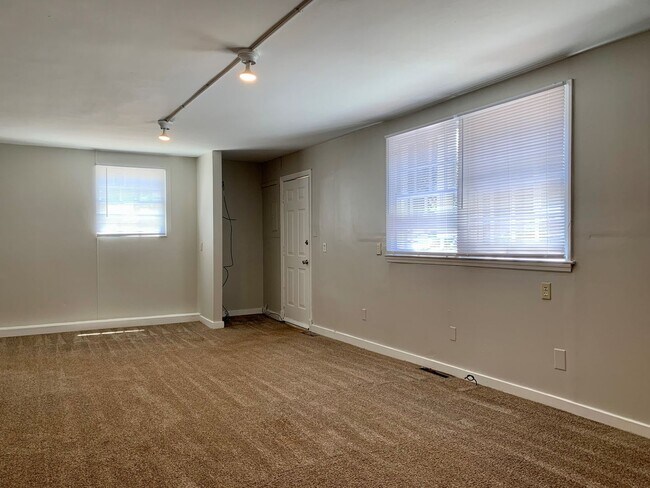 Building Photo - 608 Willard Pl