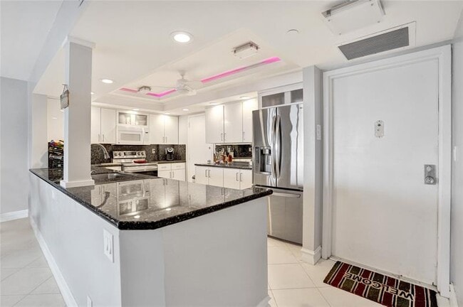 Building Photo - 1150 Hillsboro Mile