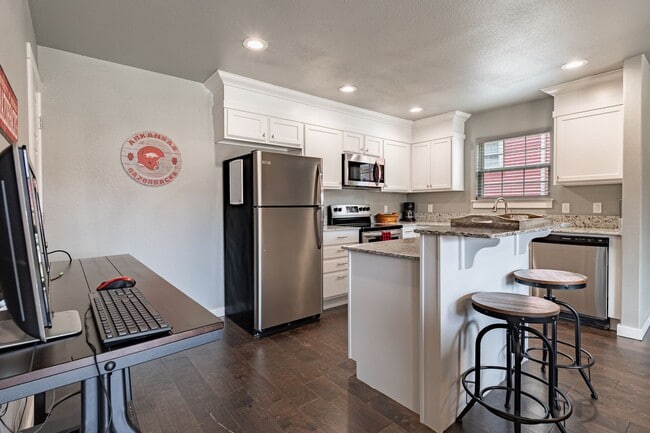 Building Photo - Fully Furnished Condo!!  3 bedroom 2.5 bath minutes from the U of A!!!!