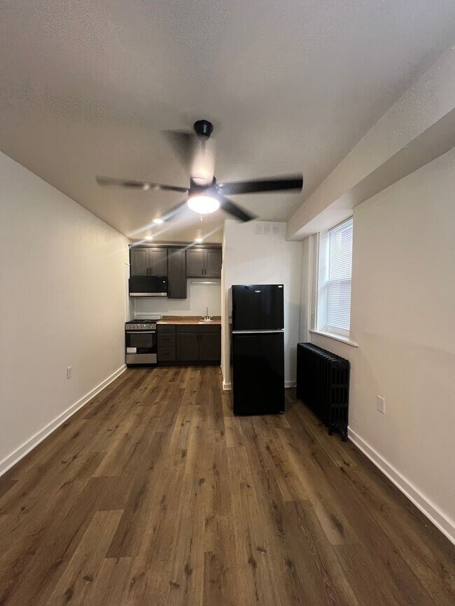 Building Photo - 207 W King St