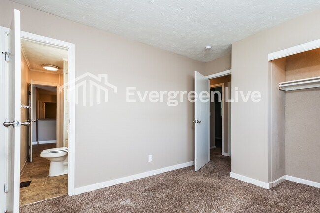 Building Photo - 304 Applegate Rd