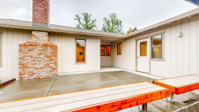 Building Photo - Bright and Beautiful 4 bedroom 2.5 Bath with large enclosed back yard and close proximity to Mari...