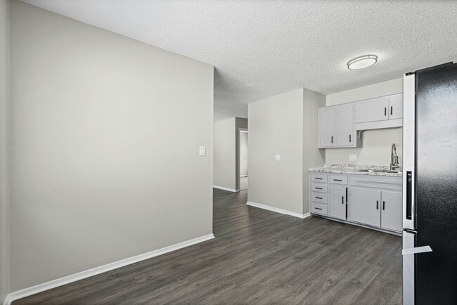 Building Photo - 2900 W 43rd Terrace