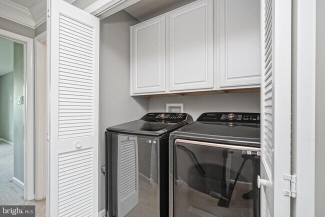 Building Photo - 1048 Regency Pl