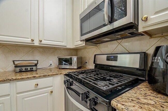 Building Photo - 1306 Ventura Canyon Dr