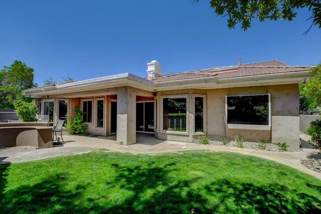 Building Photo - Single Story in Country Club Hills!