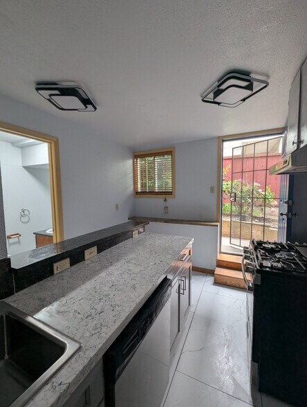 Building Photo - 5819 Bayview Ave
