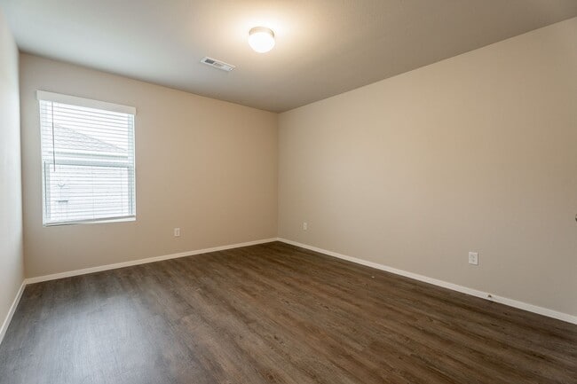 Building Photo - Like New 3-bedroom 2 bath Duplex in Lincoln!! Fenced yard!
