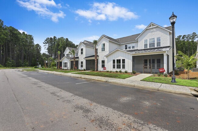 Primary Photo - Spacious townhome with a wooded view! Spec...