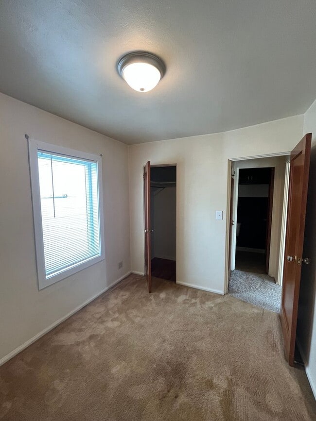 Building Photo - Centrally Located 1 Bedroom House