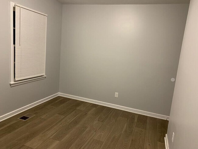 Building Photo - 324 Mays Ave