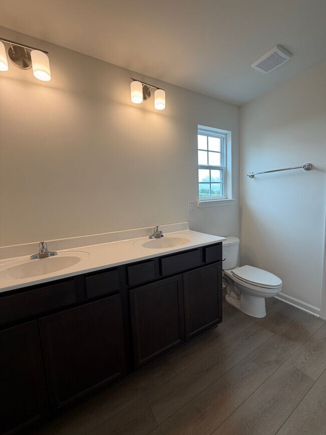 Building Photo - 836 Halford Pl