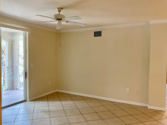 Building Photo - Large 3 bedroom
